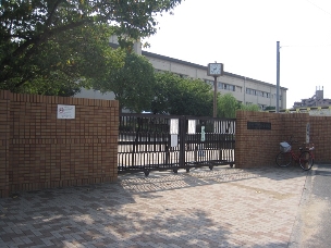 中学校　堺市立 浜寺中学校（中学校）まで1857m