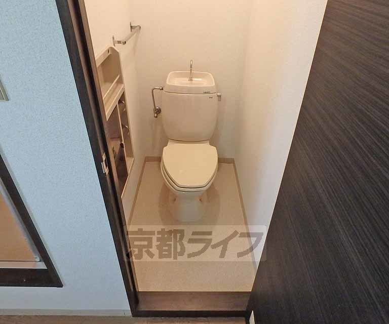 トイレ　収納スペースもございます