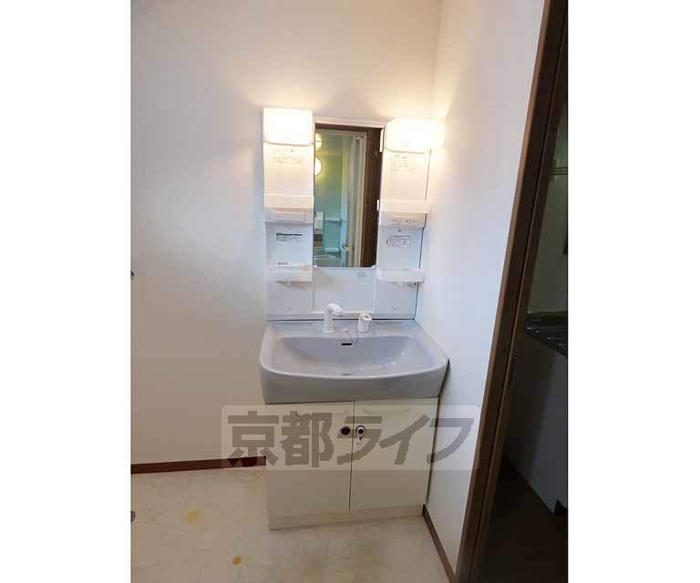 洗面設備　綺麗な洗面台です。