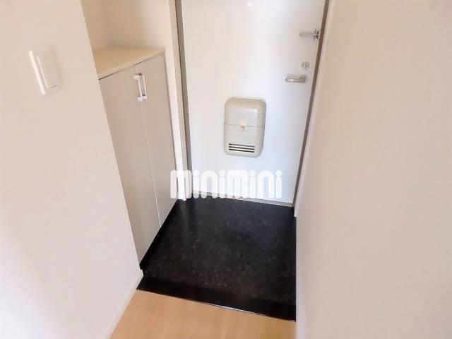 玄関　（参考写真）下駄箱付きで靴をすっきり収納できる玄関です。