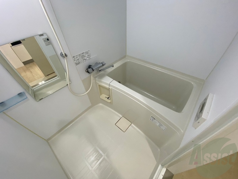 バス・シャワールーム　バスルームは狭すぎず、シャワーも浴びやすそうです。