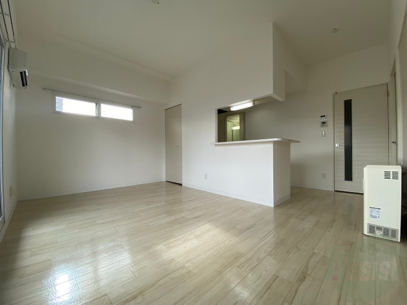 居室・リビング　白さが清潔感を出してくれます。お部屋も明るいですね。