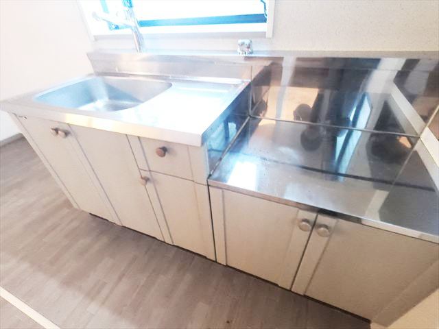 キッチン　ガスコンロ設置タイプの綺麗なキッチン