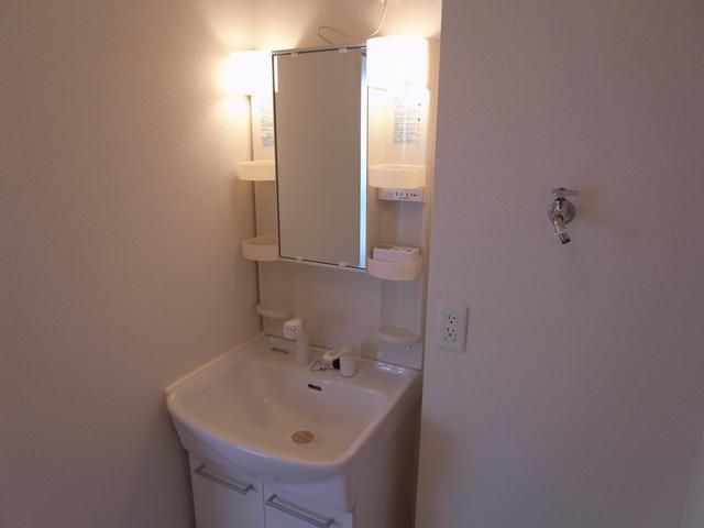 洗面設備　洗面台がついて便利。