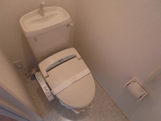 トイレ　ウォシュレットつき。