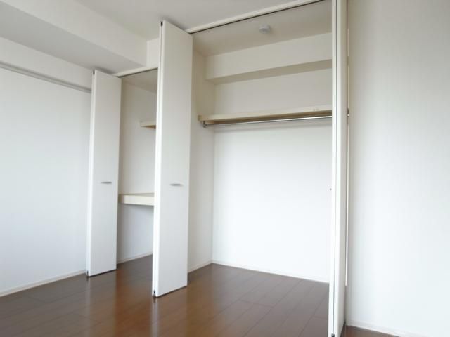 収納　天井いっぱいの大きなクローゼット。