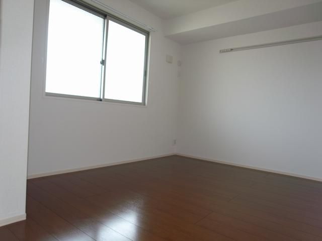 居室・リビング　北側のお部屋にも窓。