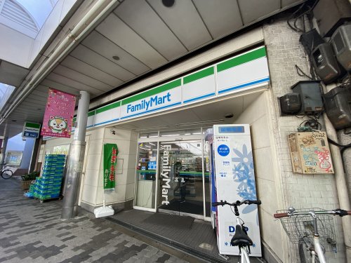 コンビニ　ファミリーマート（コンビニ）まで70m