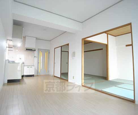 居室・リビング　明るく広々した室内