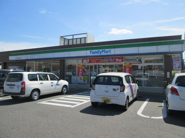 コンビニ　ファミリーマート（コンビニ）まで600m