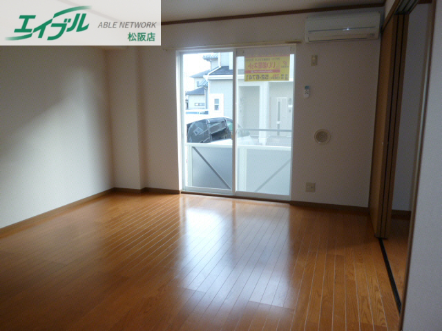 居室・リビング　同物件別室の写真です