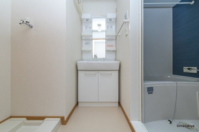 洗面設備　洗面・脱衣　シャンプードレッサー付き。