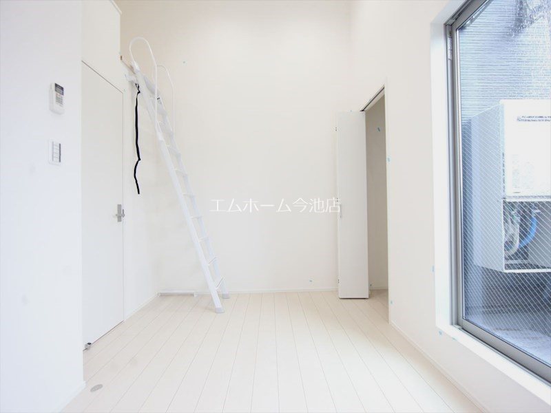 居室・リビング　洋室5.4帖　エアコン付　収納充実　バルコニー