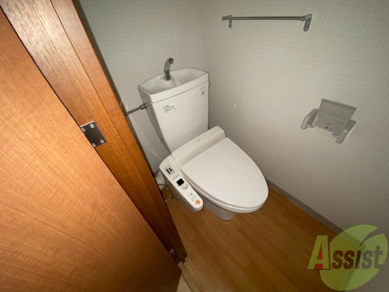 トイレ　ウォシュレット機能がついたトイレです。安心して使用できます。