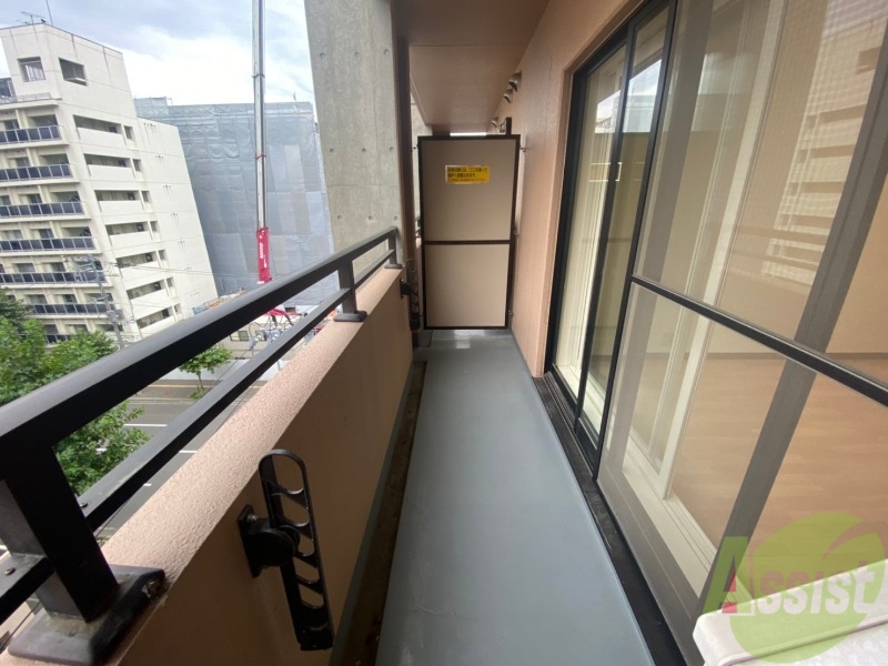 バルコニー　バルコニーは幅があり、広い印象を受けました。