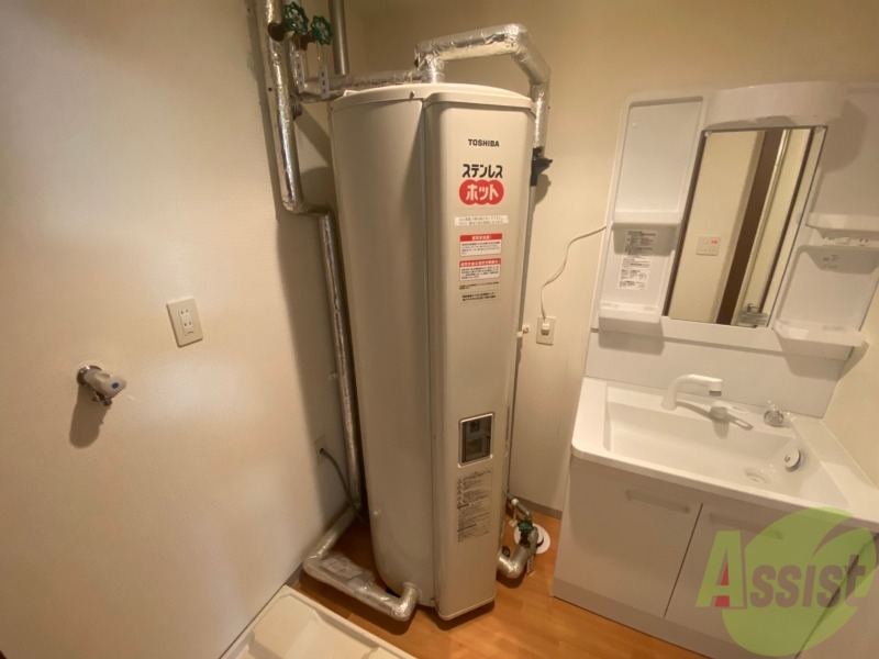 その他設備　洗面所の横には温水器が付いてます。