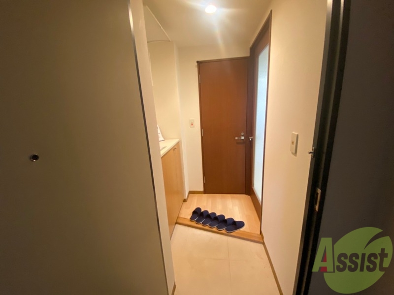 玄関　玄関の様子です。広い洋室にすぐ繋がっています。