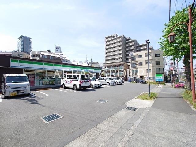 コンビニ　ファミリーマート 秀栄多摩落合店（コンビニ）まで121m