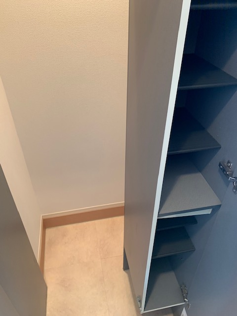 玄関　収納たっぷりの下駄箱付