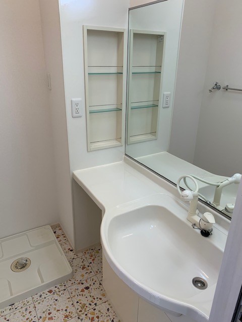 洗面設備　鏡の大きいカウンタータイプの洗髪洗面化粧台