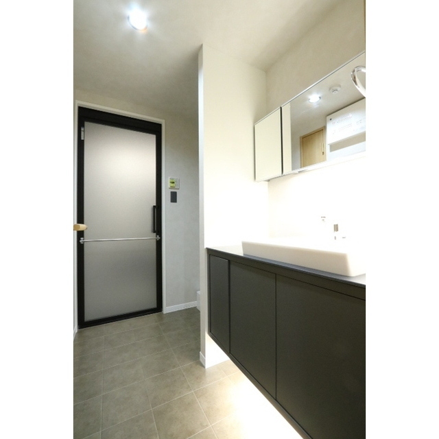 洗面設備　おしゃれなフロートタイプの洗面台