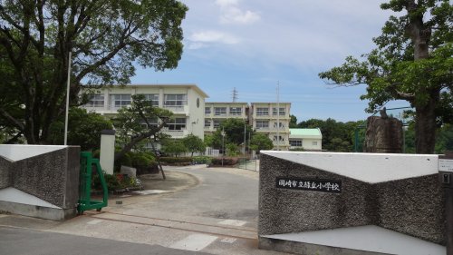 小学校　岡崎市立緑丘小学校（小学校）まで1993m