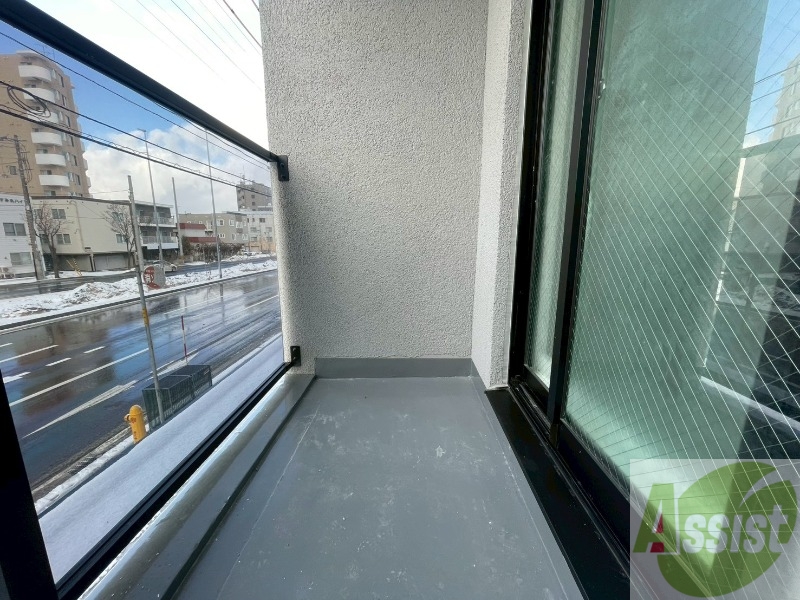 バルコニー　"バルコニーは幅があり、広い印象を受けました。　"