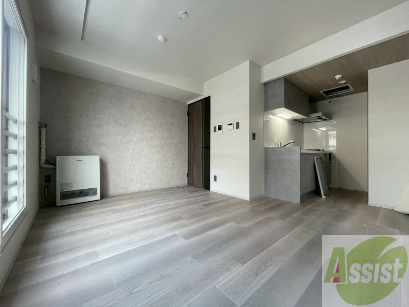 居室・リビング　木目のフローリングは落ち着きのある印象のお部屋になりますね。