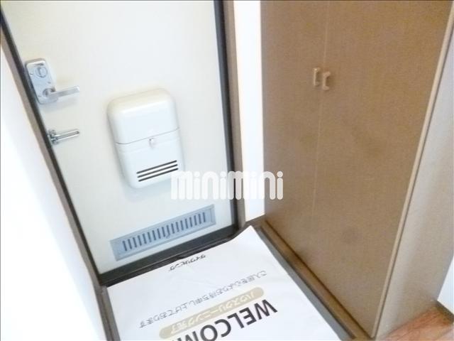 玄関　玄関には大きな下駄箱付き