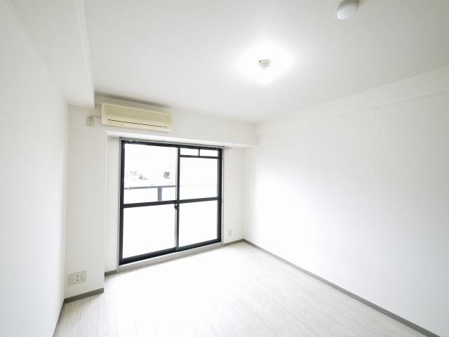 居室・リビング　こちらの居間で趣味の時間をお楽しみください