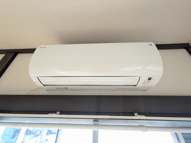 その他設備　エアコンは洋室に１台付いています