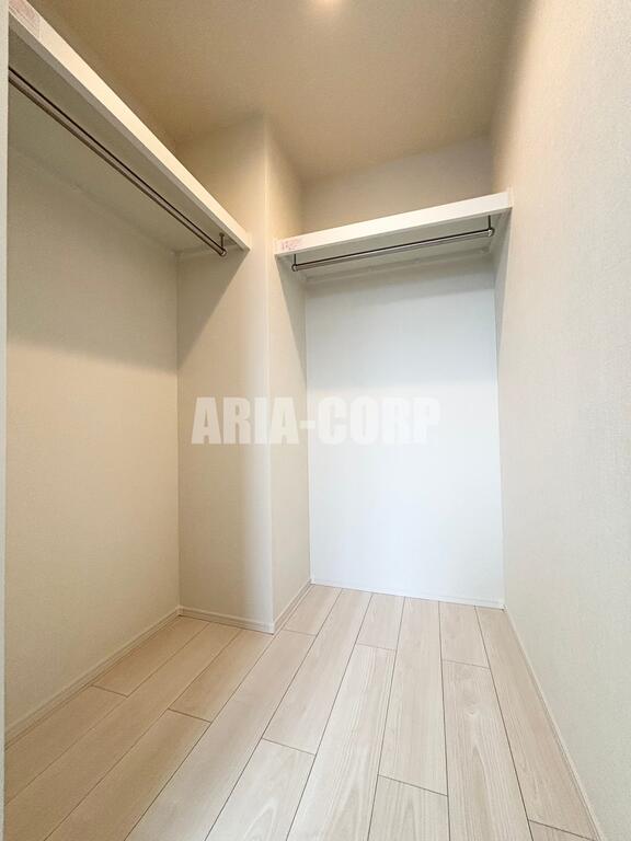 収納　ウォークインクローゼット付！上部には便利な棚もございます！