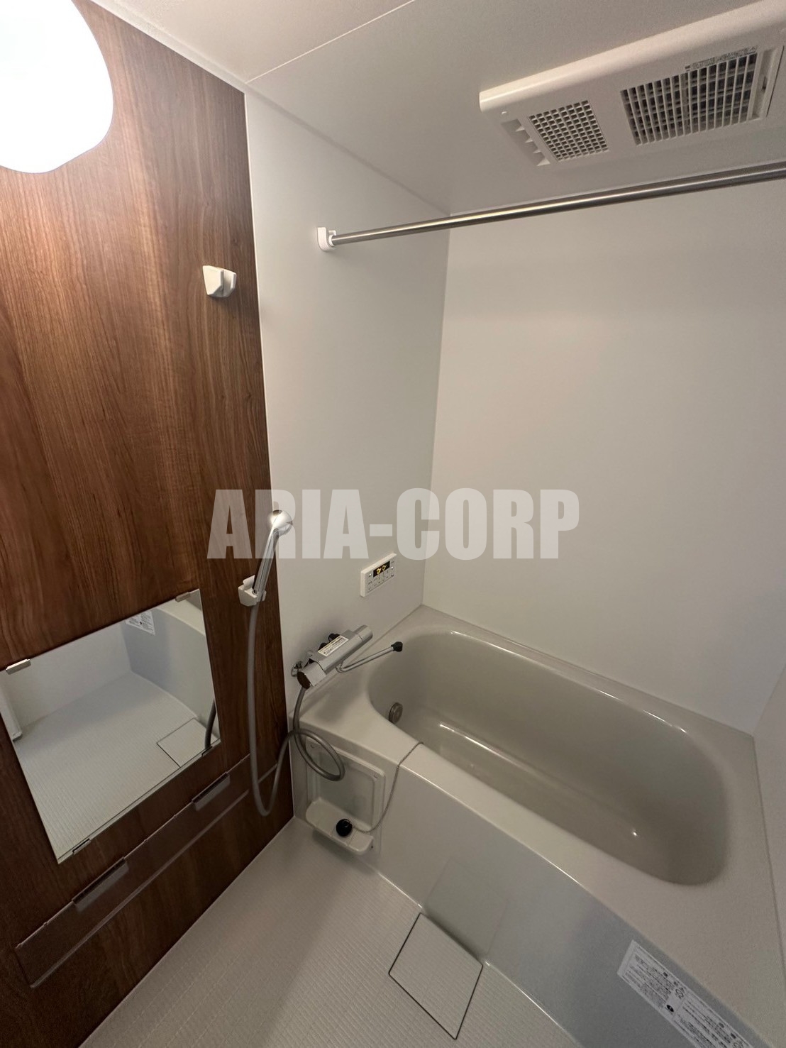 バス・シャワールーム　追焚き浴室乾燥付。カラーパネル採用でお洒落なバスルームです。