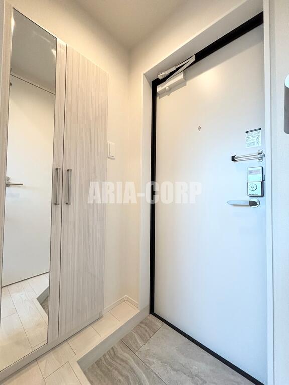 玄関　縦型シューズBOX完備です！嬉しい姿見付き♪