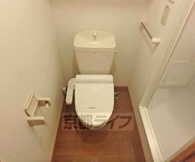 トイレ　ウォシュレット付き。清潔感の有るトイレです。