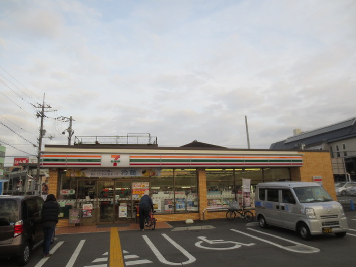 コンビニ　セブンイレブン（コンビニ）まで300m