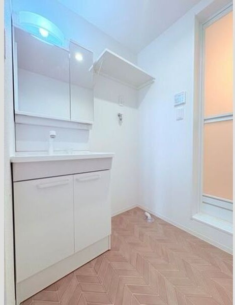 洗面設備　ゆったりとスペースのある洗面所