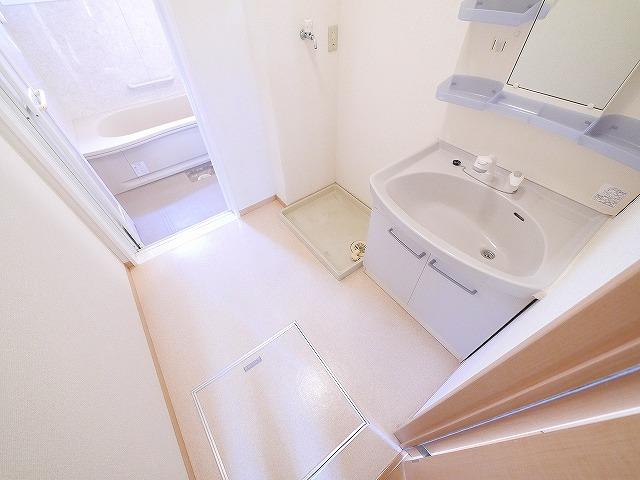 洗面設備　明るい洗面所です