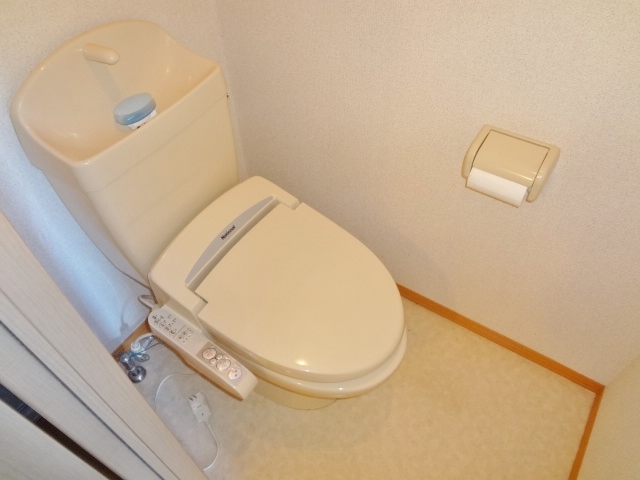 トイレ　洗浄便座付きです