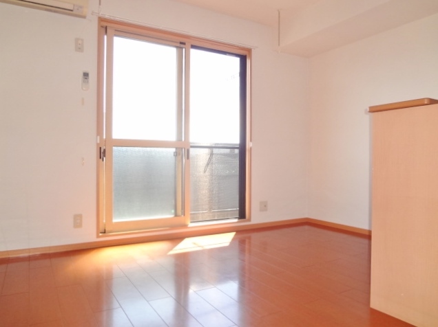 居室・リビング　南東向きで明るいＬＤＫ９．５帖