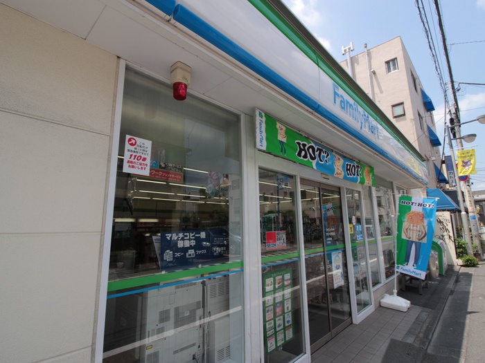 コンビニ　ファミリーマート学芸大学駅南店（コンビニ）まで550m