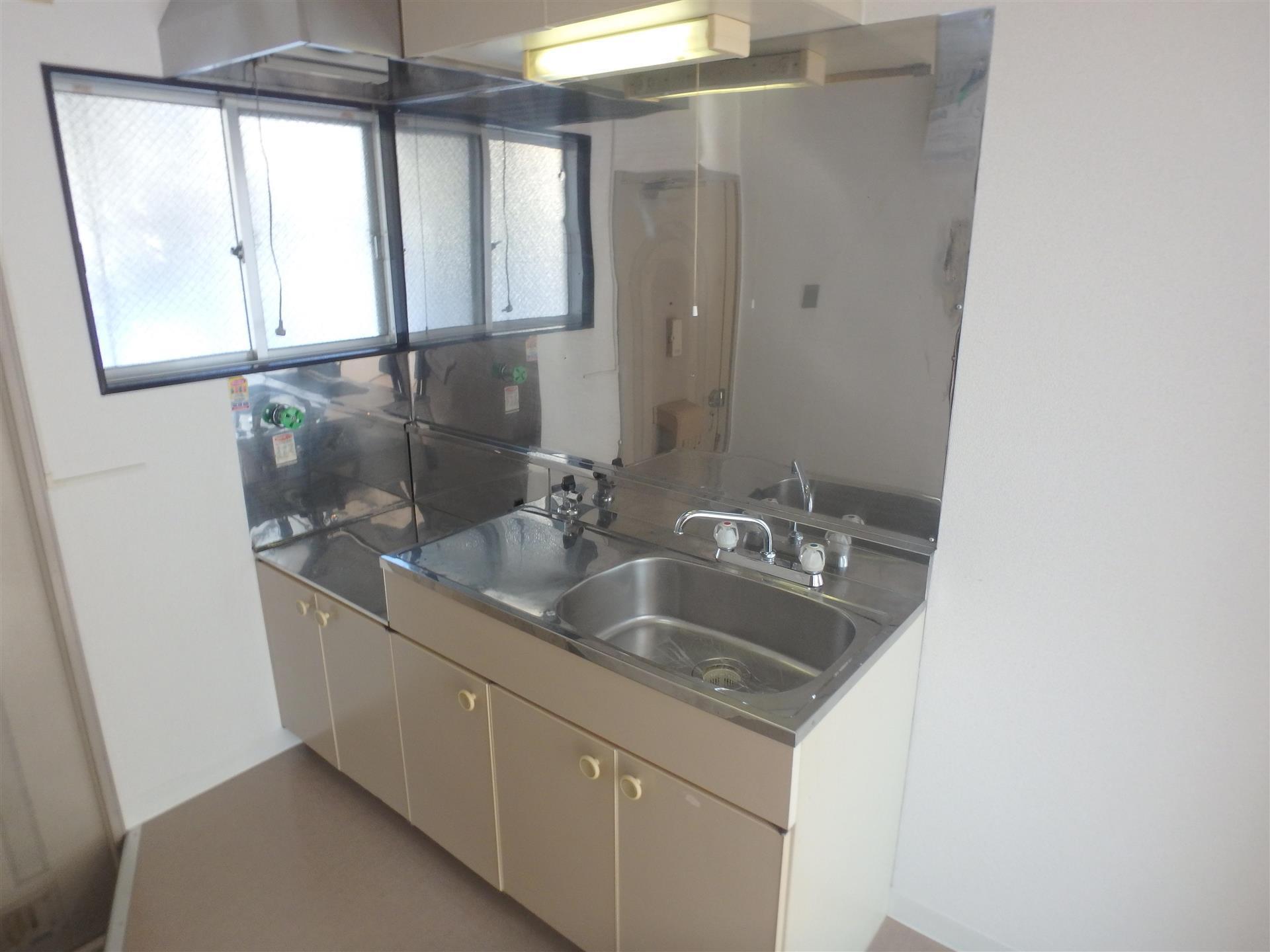 キッチン　窓付きのキッチンで換気が出来ます