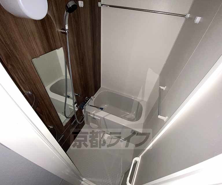 バス・シャワールーム　鏡のある便利なお風呂