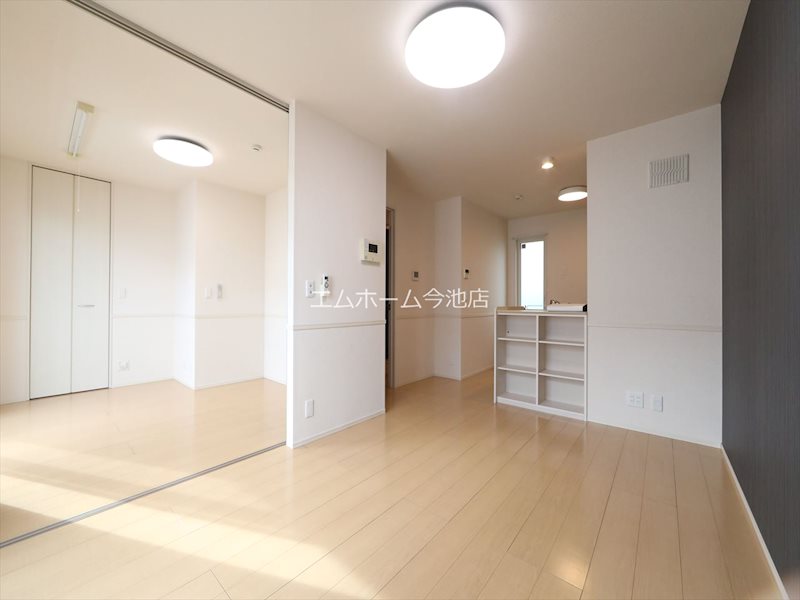 居室・リビング　LDK11.1帖　エアコン付　南向バルコニー