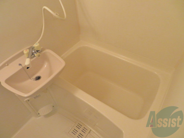 バス・シャワールーム　浴室はこちらのユニットバスになりますねー。