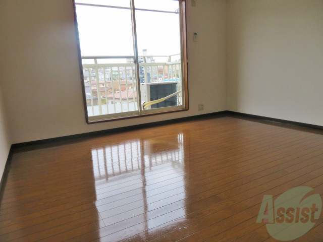 その他部屋・スペース　大きな窓から日差しが差し込み明るいお部屋ですね。