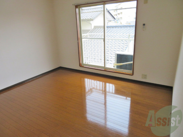 居室・リビング　こちらのお部屋はフローリング８帖の綺麗なお部屋ですね