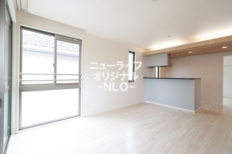 居室・リビング　15.7帖の広々としたリビングは窓が多く明るい光が入ります☆