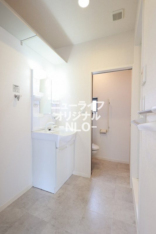 洗面設備　シャワー付き洗面台で朝の支度も楽にできます☆