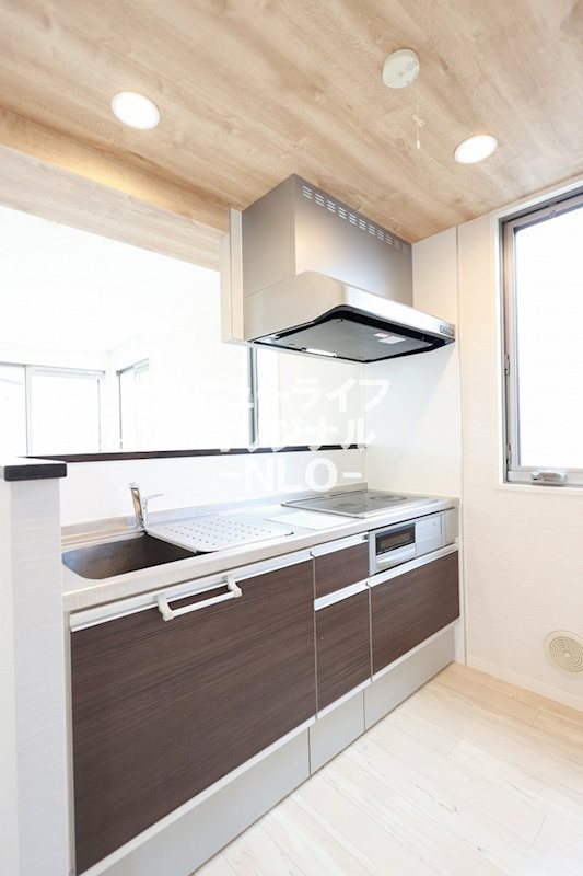 キッチン　調理器具の出し入れがしやすいスライド式収納を採用☆